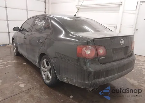 2010 Volkswagen Jetta Limited Edition z USA, uszkodzony, nr VIN 3VWAZ7AJ8AM116603